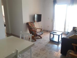 甘迪亚海滩Apartamento IRIS playa de Gandia的客厅配有沙发和椅子