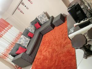 Jayson Furnished Apartment, Nairobi的休息区