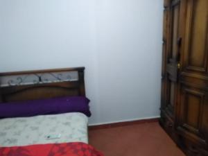 艾因苏赫纳one bedroom chalet porto south Families only的一间卧室配有一张床和一个木制橱柜