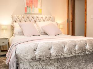 莱明斯特Sunnyside的卧室配有一张带白色床单和枕头的大床。