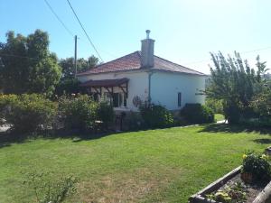 贝尔蒙特Quinta do Serrado de Belmonte的一座带草地庭院的白色小房子