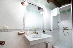 卡韦苏埃拉德尔瓦列CASA RURAL LOS PORTALES Valle del Jerte的白色的浴室设有水槽和镜子