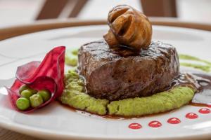 亚洛瓦LAGUN CASTLE HOTEL&SPA的一块肉和蔬菜的食品