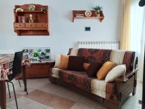 TreglioLa Casa al Colle的带沙发和书桌的客厅