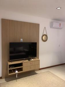 巴拉格兰德Maraú Beach House Flat 107 pé na areia - Cond Dreamland Apart Taipú de Fora Barra Grande-BA的客厅设有壁挂式平面电视。