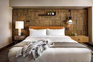 旧金山1 Hotel San Francisco的一间卧室设有一张带木墙的大床