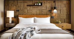 旧金山1 Hotel San Francisco的一间卧室设有一张床和木墙