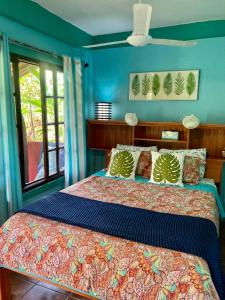 博卡斯德尔托罗Dolphin Bay Hideaway的一间卧室配有一张蓝色墙壁的床