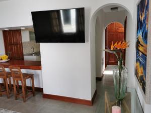 特吉塞Luxury Villas Anjomacar的厨房的墙上配有电视
