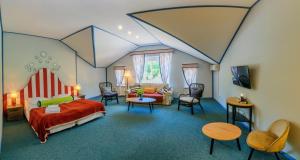 大诺夫哥罗德叶夫斯科椰匍夫利精品酒店的一间卧室配有床、椅子和沙发