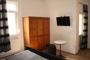 施普林格德志酒店的卧室配有木制橱柜,位于床边