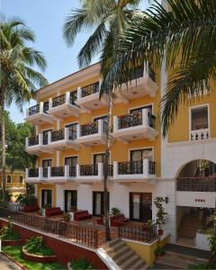 坎多林Park Inn by Radisson Goa Candolim的一座棕榈树建筑
