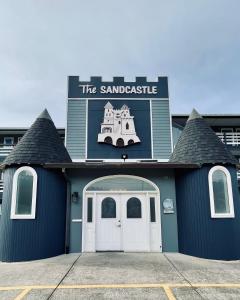 林肯市Sandcastle Beachfront的蓝色的建筑,上面有标志