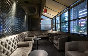 大阪大阪十字酒店的餐厅设有桌椅和窗户。