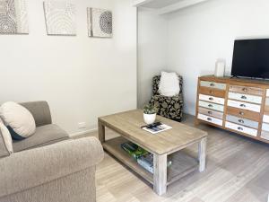 邦加里Bribie Beach Bungalow的带沙发、桌子和电视的客厅