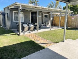 邦加里Bribie Beach Bungalow的庭院里设有椅子和凉亭