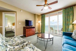 代托纳海滩Unit 2427 Ocean Walk - 2 Bedroom Ocean Front的带沙发和电视的客厅