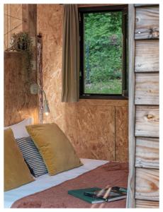 沃勒维克Volvic Organic Resort的一间卧室设有一张带窗户和窗户的床。