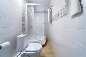 叶卡捷琳堡阿尔利斯酒店的白色的浴室设有卫生间和淋浴。