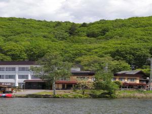 茅野Kimimachisou的山旁湖畔的建筑