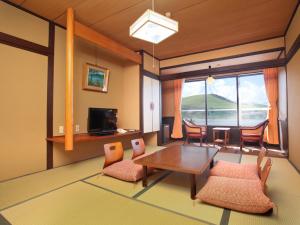 茅野Kimimachisou的客厅配有桌椅