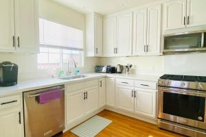 圣布鲁诺Entire 3 bedroom house for 6 people Near SFO SF Bay Area Newly updated的厨房配有白色橱柜和不锈钢用具