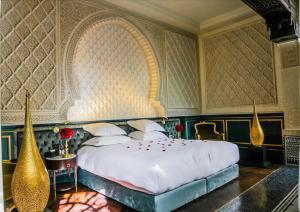 Riad Fes - Relais & Châteaux客房内的一张或多张床位