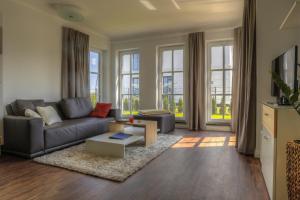 伯尔格伦德-雷特维施Villa Namenlos的客厅配有沙发和桌子