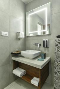 门格洛尔The Avatar Hotel & Convention的一间带水槽和镜子的浴室