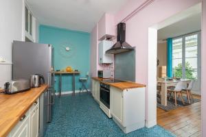 昂热Appartement Coeur de Ville rue Saint-Laud的厨房配有冰箱和桌子