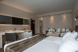 索非亚茉莉酒店的一间大卧室,配有一张大床和一张沙发