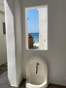 圣安娜纳克索斯特奥法尼一室公寓的浴室设有小便室,享有海滩美景