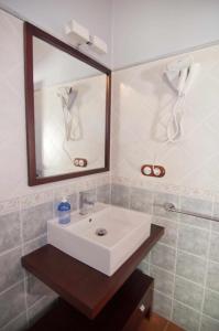 ValbonaApartamentos Turisticos Sanahuja的浴室设有白色水槽和镜子