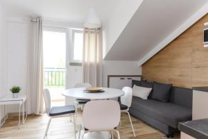 索科矿泉村Panorama Lux的客厅配有沙发和桌椅