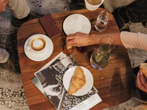 美因河畔法兰克福法兰克福宜必思中心酒店的木桌,带盘子的食物和一杯咖啡