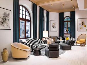 索波特Rezydent Sopot MGallery Hotel Collection的大堂设有桌椅和窗户。