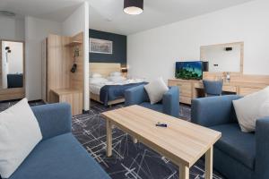 加茨比亚格拉赖斯特拉西亚法尔扎酒店的酒店客房配有床和蓝色家具。