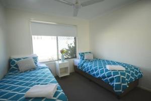 Home away from home - Modern luxury in central Bundaberg客房内的一张或多张床位