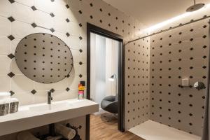 马拉加TOC Hostel Malaga的一间带水槽和镜子的浴室