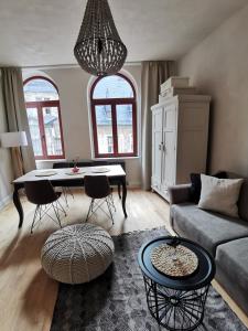 奎德林堡Quedlinburg Marktplatz-Suites的客厅配有沙发和桌子