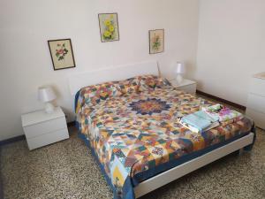 波尔托瓦尔特拉瓦利亚Appartamento Gianna的一间卧室,床上有五颜六色的被子