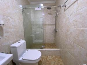 TürkistanComfort Hotel的带淋浴、卫生间和盥洗盆的浴室