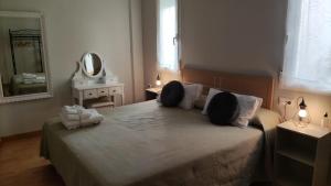 洛格罗尼奥Los Balcones de Laurel的一间卧室配有一张床,上面有两条毛巾