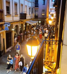 洛格罗尼奥Los Balcones de Laurel的一群人晚上在街上走