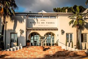 哈维亚Hotel Ritual de Terra & SPA的一座棕榈树建筑