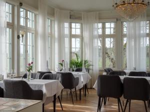 RimboJohannesbergs Slott的用餐室设有桌椅和窗户。