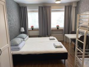赫尔辛堡Helsingborgs Vandrarhem, Helsingborg Hostel的一间卧室设有两张双层床和一扇窗户。