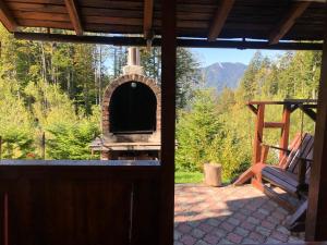 普雷代亚尔Pensiunea Vladet-的享有带燃木烤箱的庭院的景色。