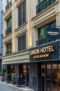 伊斯坦布尔Union Hotel Port的一间有酒店咖啡等的建筑