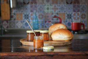 锡拉库扎Casa Vinci的桌子上装有面包和果酱罐的柜台